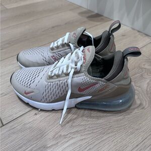 Like New Nike Women’s Air Max 270
